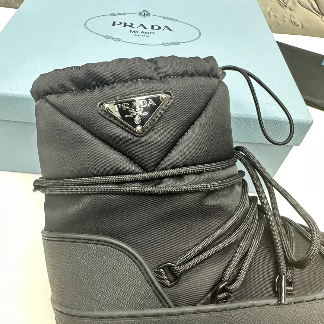 👟👟Ex-factory price 640👟👟 The highest version on the market. Prada's king model. Snow boots. Ski boots. Fat and cute. →_→ From the Prada limited series, unique. Shiny nylon Oblique upper with criss-cross straps for an ideal fit. The boots are made of technical fabric and have a short-cut version. They can be worn in the city or in the mountains. They make the calves slimmer, taller, warmer and have a concave shape. The boots and soles use the original waterproof effect. The size is 35-40. 41Customized